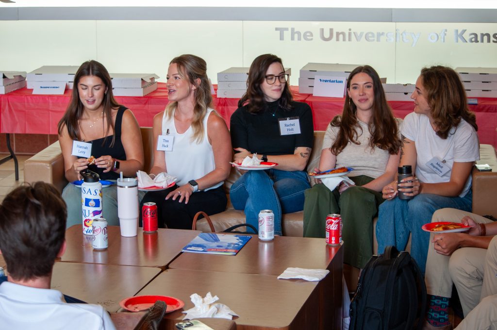 1Ls eat pizza during their Orientation Week